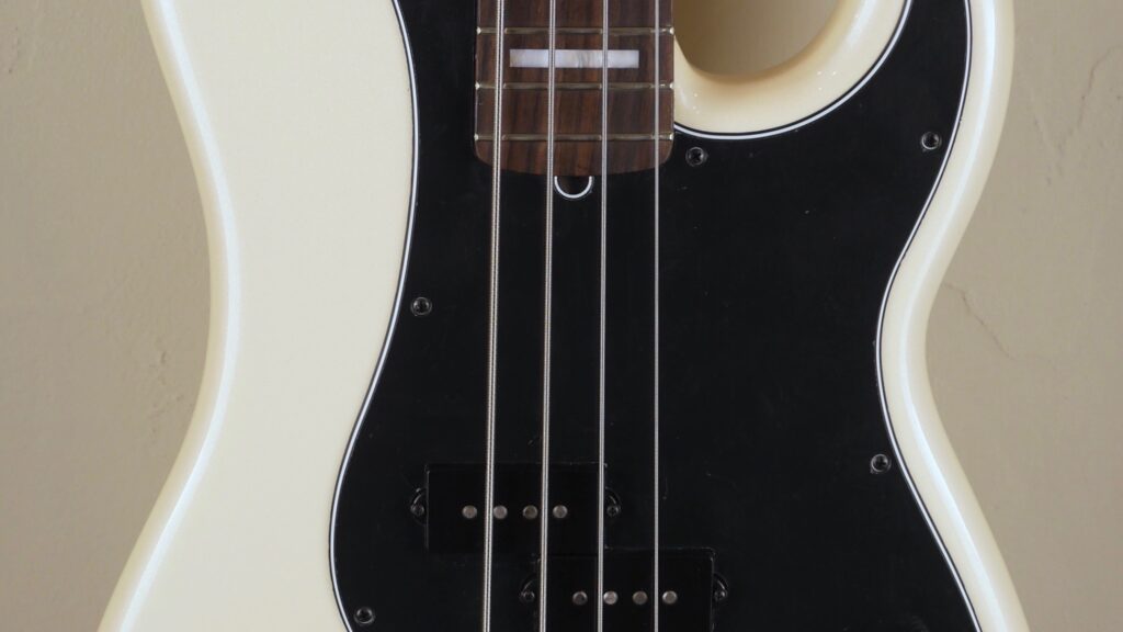 Fender Duff McKagan Deluxe Precision Bass White Pearl 0146510334 inclusa custodia Fender