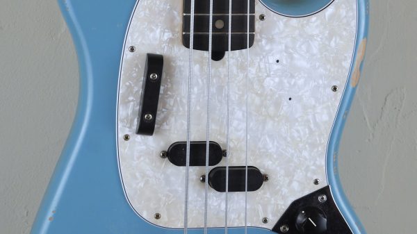 Fender JMJ Mustang Bass Road Worn Faded Daphne Blue 0144060390 inclusa custodia Fender