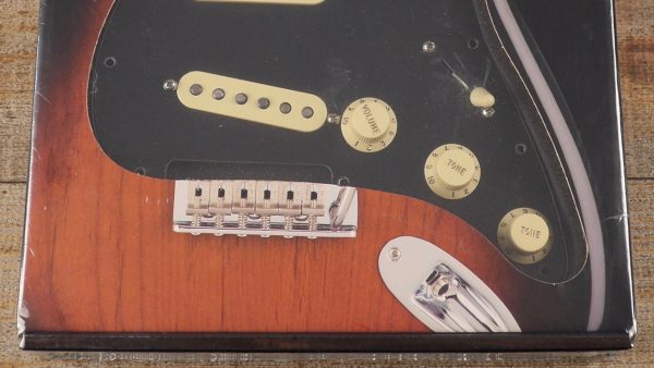 Fender Pre-Wired Vintage Noiseless Stratocaster Pickup Set Pickguard Black 0992344506