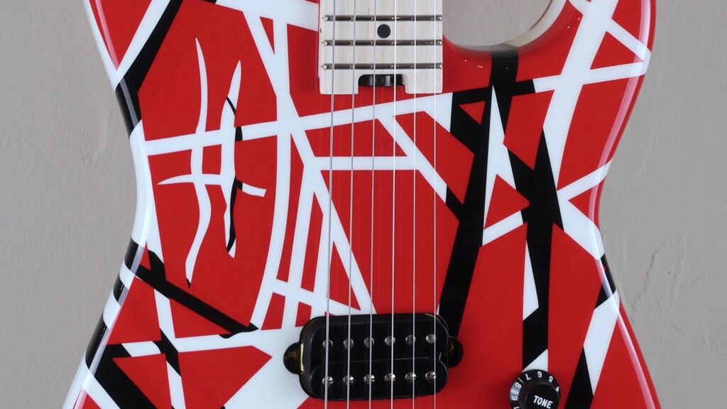 EVH Striped Series Red with Black and White Stripes 5107902503 con custodia EVH in omaggio