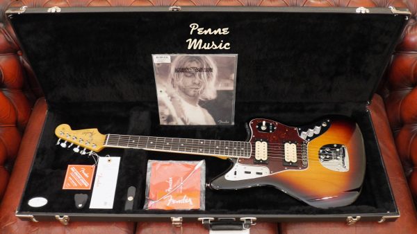 Fender Kurt Cobain Jaguar 3-Color Sunburst 0143001700 inclusa custodia rigida Fender G&G