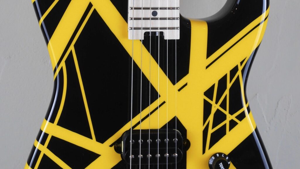 EVH Striped Series Black with Yellow Stripes 5107902528 con custodia EVH in omaggio