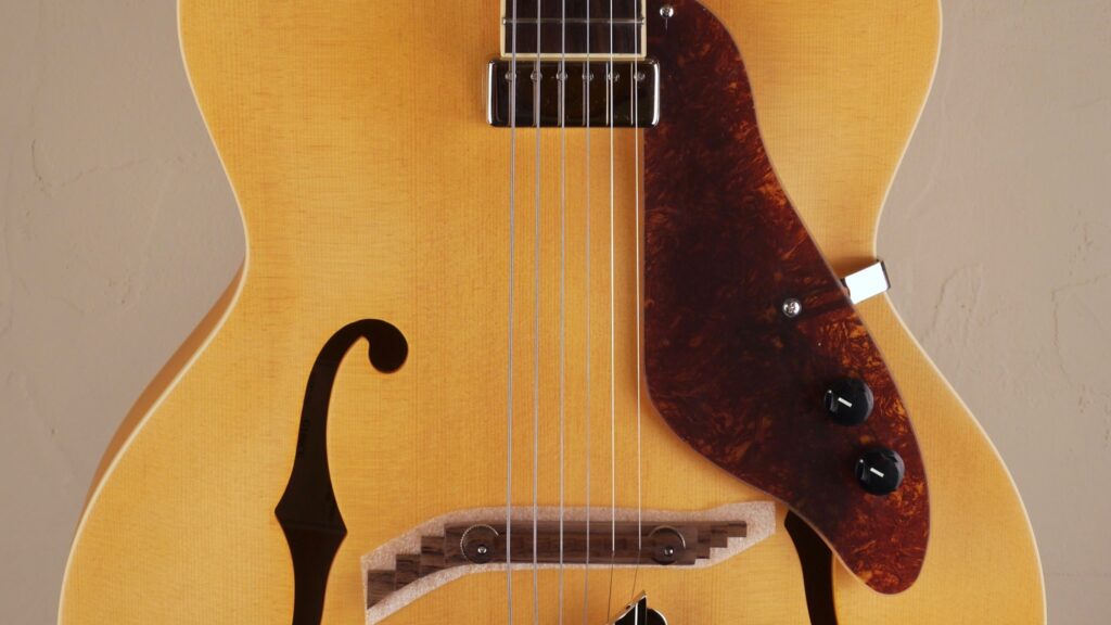 Gretsch Synchromatic G100CE Archtop Flat Natural 2515831521 con custodia Fender in omaggio