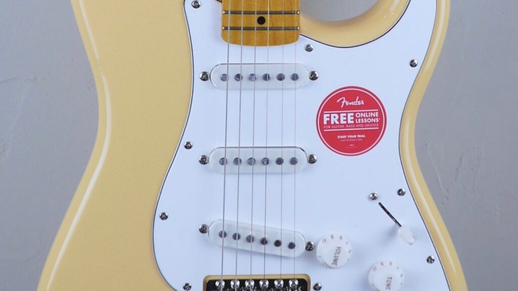 Squier by Fender Classic Vibe 70 Stratocaster Vintage White 0374021541 custodia Fender omaggio