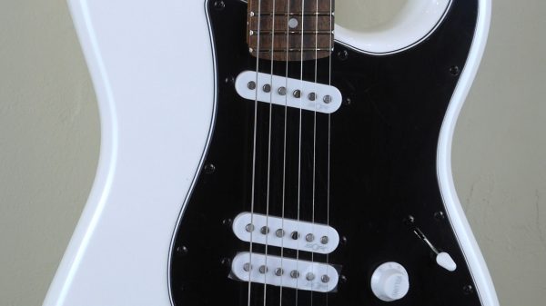 Squier by Fender Contemporary Strato Special HT Pearl White 0370235523 custodia Fender omaggio