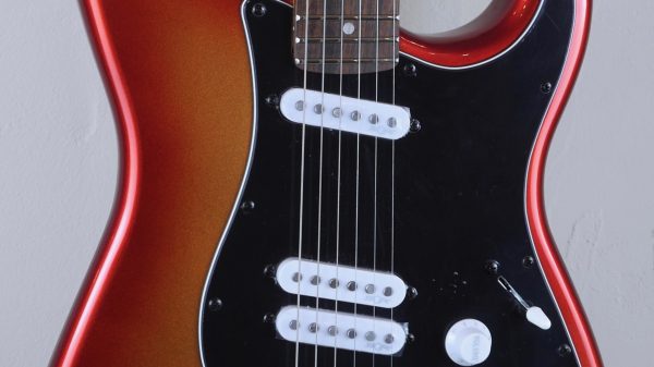 Squier by Fender Contemporary Strato Special HT Sunset Metallic 0370235570 custodia Fender omaggio