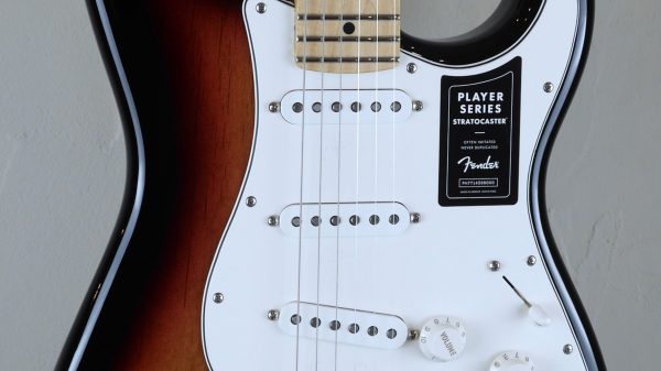 Fender Player Stratocaster 3-Color Sunburst MN 0144502500 con custodia Fender in omaggio