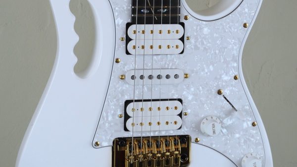 Ibanez Steve Vai JEM7VP White 2021 inclusa custodia morbida Ibanez Gig Bag