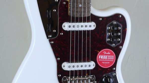 Squier by Fender Ltd. Edition Classic Vibe 60 Jaguar O. White 0374092505 custodia Fender omaggio