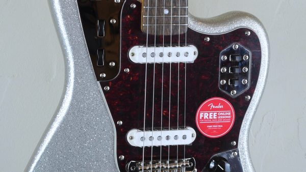 Squier by Fender Limited Edition Classic Vibe 60 Jaguar Silver Sparkle 0374092581 custodia Fender omaggio